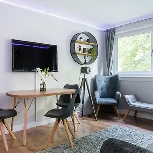 Centre Stylish With Free Parking Apartment