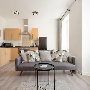 Modern & Bright 1 Bed For 4 Close To Centre! Apartment