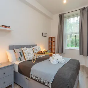 Stylish At The Edge Of Meadows Park Apartment